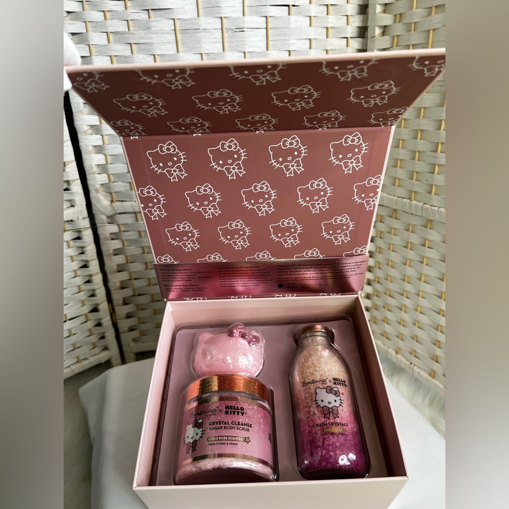 The Crème Shop Bath & Body x Hello Kitty Lovely Luxury Spa Set- Coco Rose - Picture 2 of 4